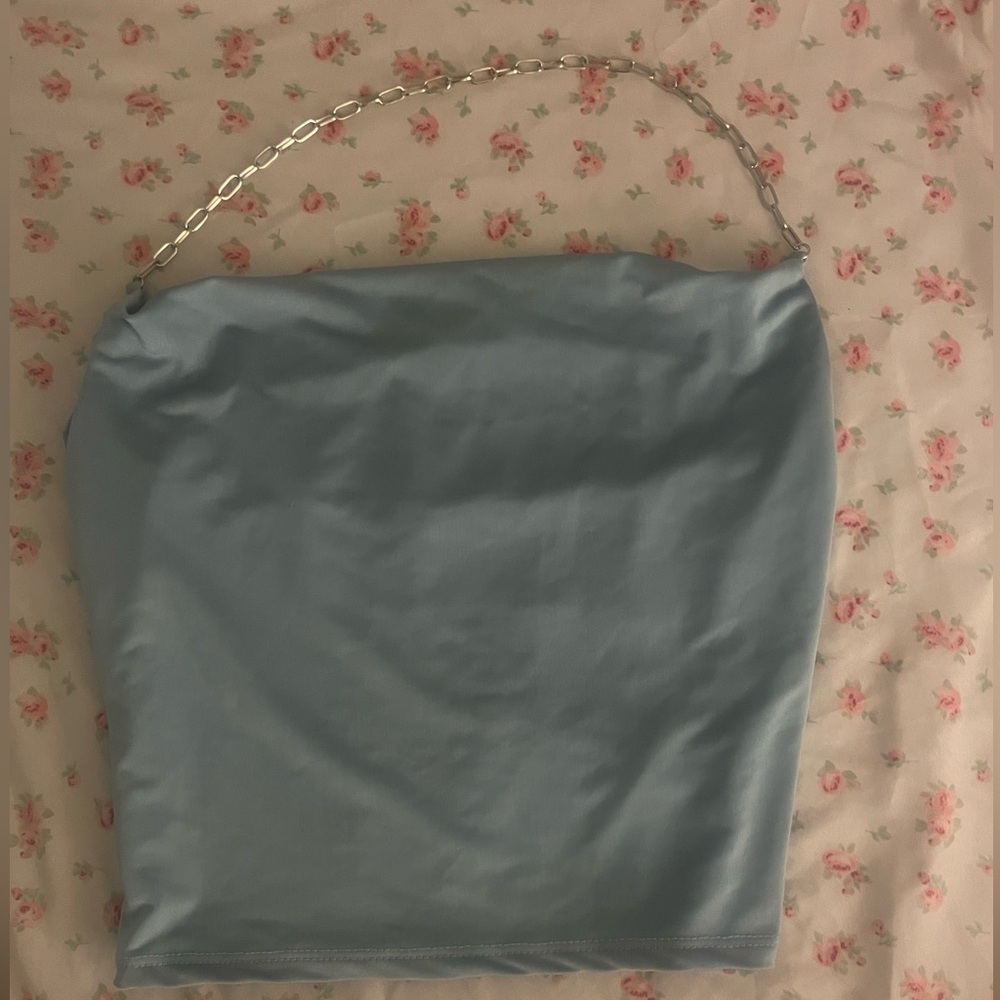 sleeveless top with a chain that goes around your neck